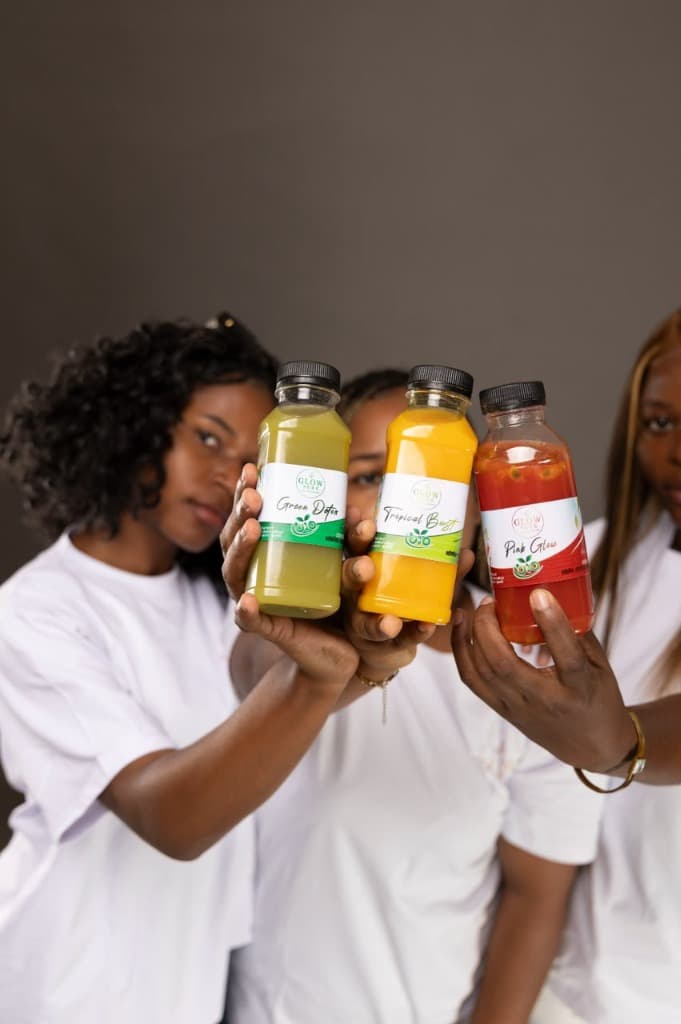 Groupe d'amies tenant les bouteilles Glow Pure